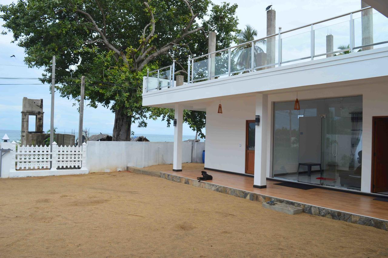 Blue Wings Beach Hotel Trincomalee Exterior photo